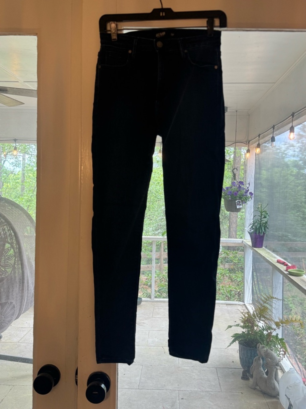 Dark Wash Straight-Leg Jeans - Black